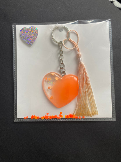 porte-clés orange coeur en résine avec pompon 