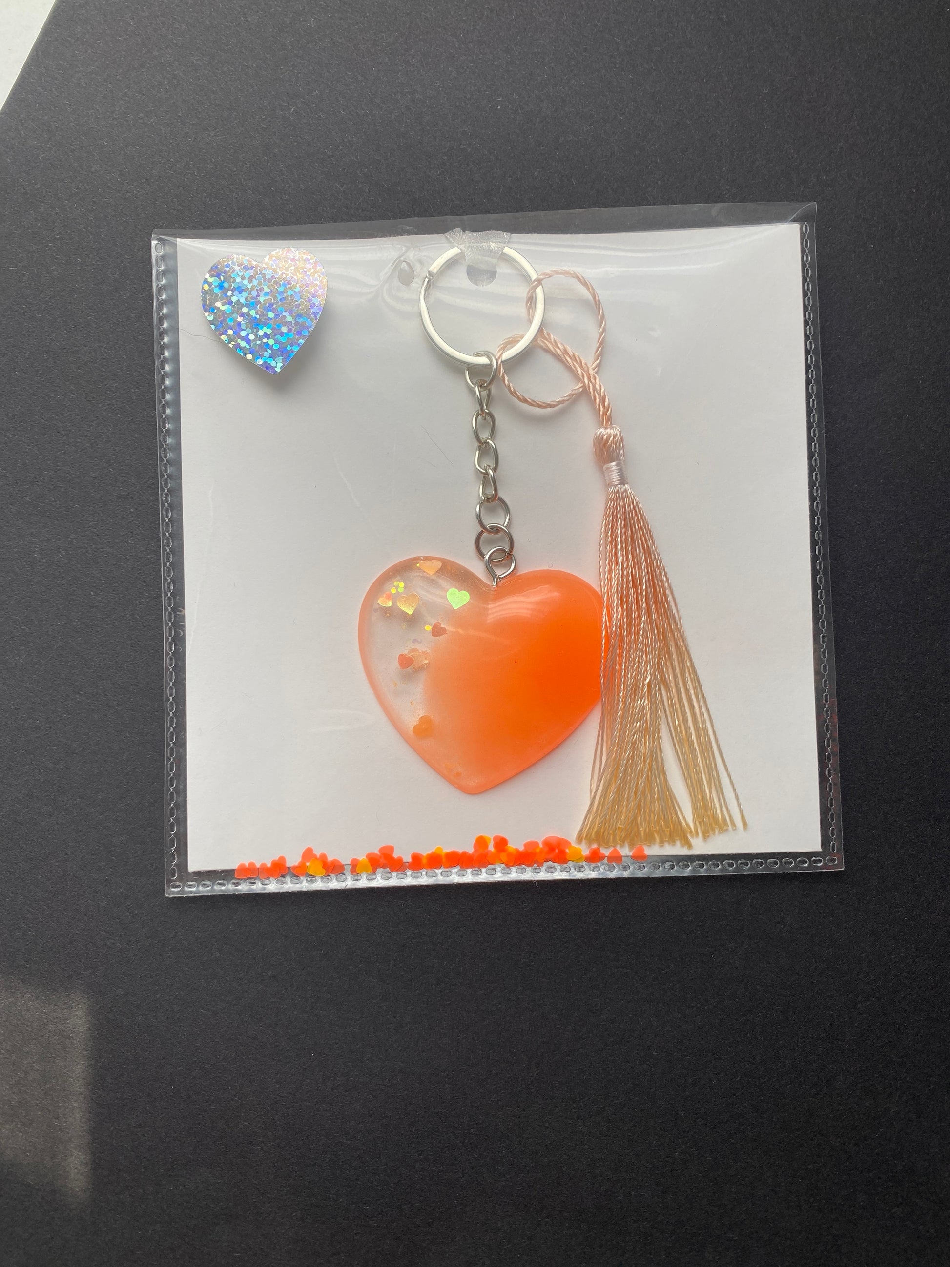 porte-clés orange coeur en résine avec pompon 