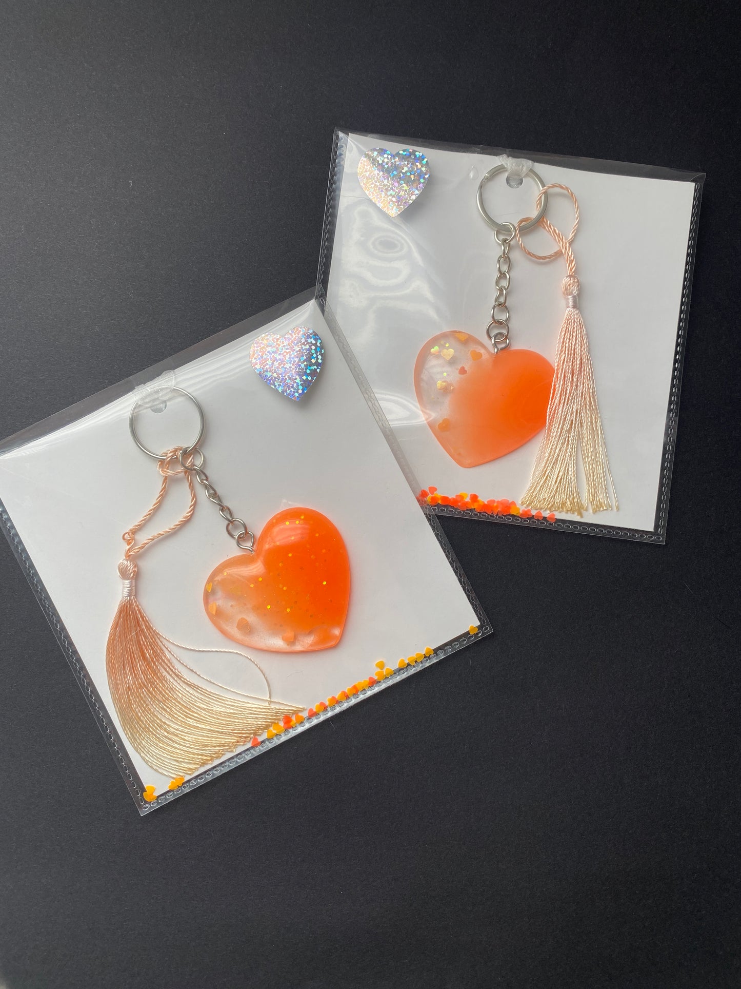 porte-clés orange coeur en résine avec pompon 