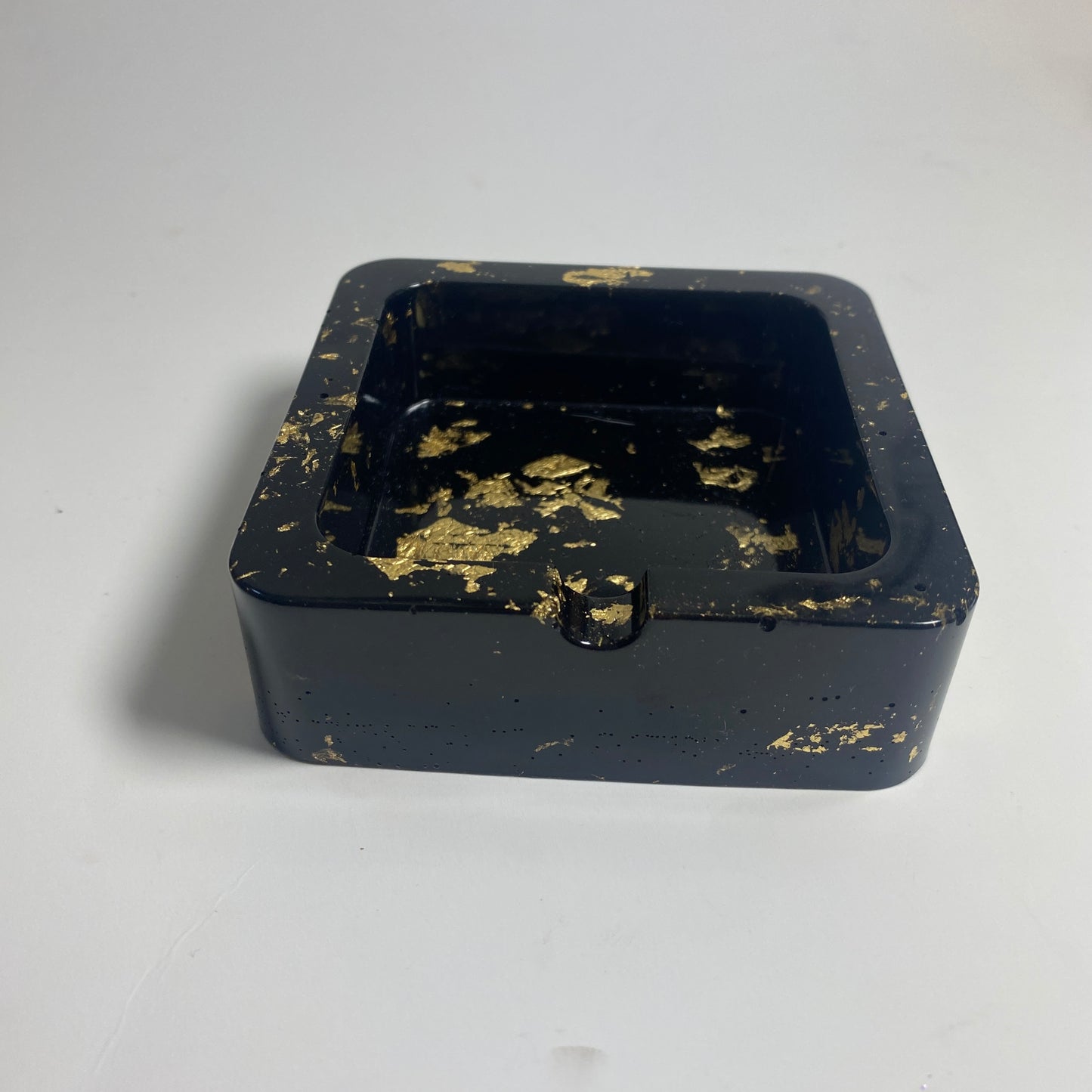 cendrier noir et feuilles d'or résine epoxy carré