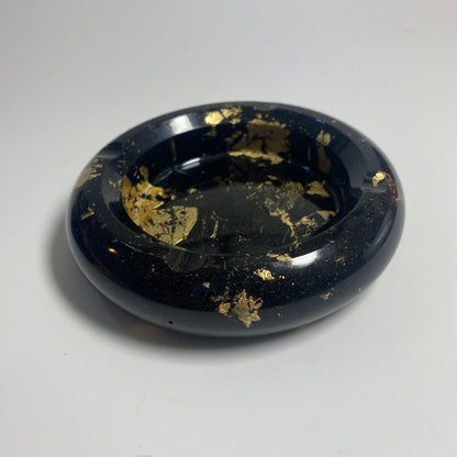 cendrier noir et feuilles d'or résine epoxy rond