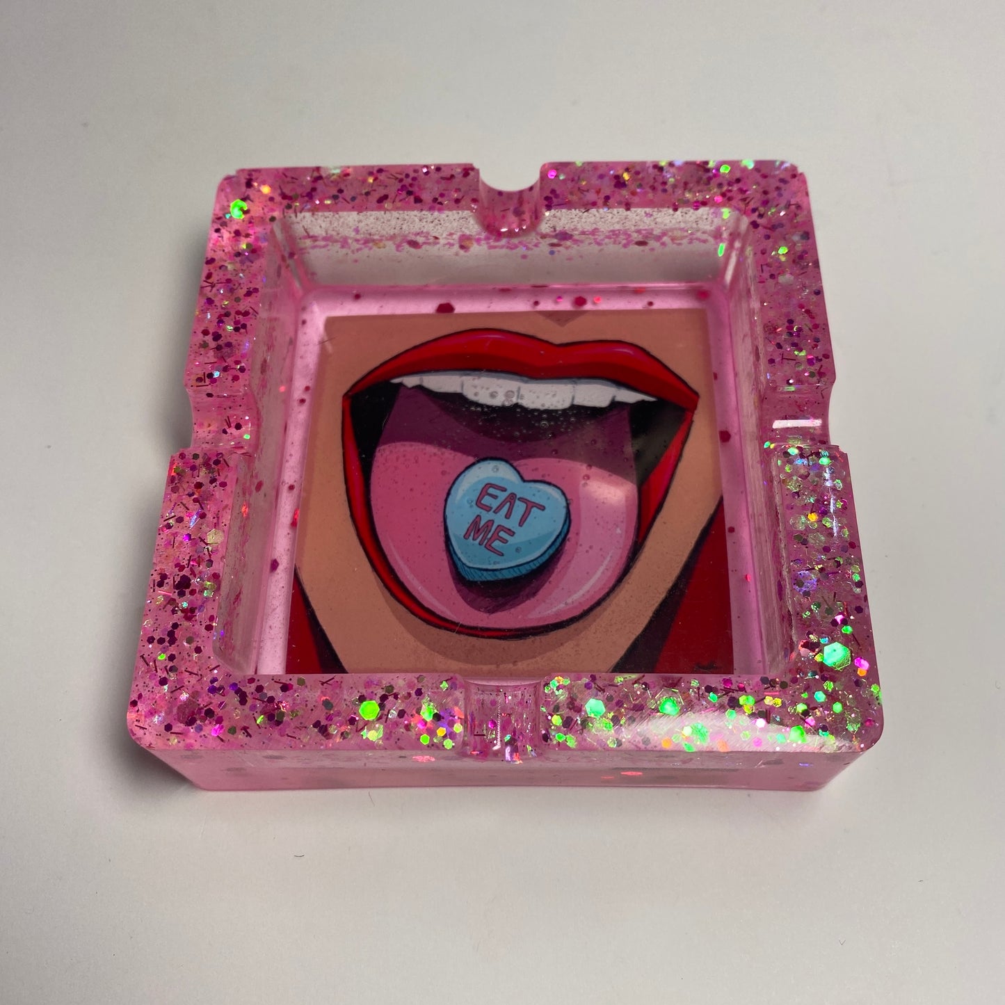 ier pop art carré rose paillettes bouche kiss