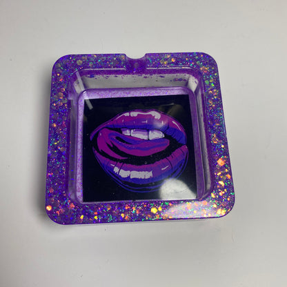 ier pop art carré violet paillettes bouche kiss